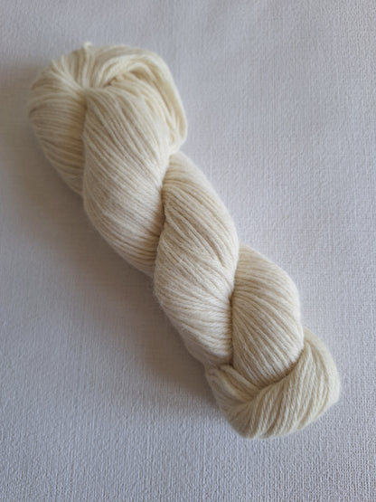 Naturfarget garn 4 tråd 210m/100g